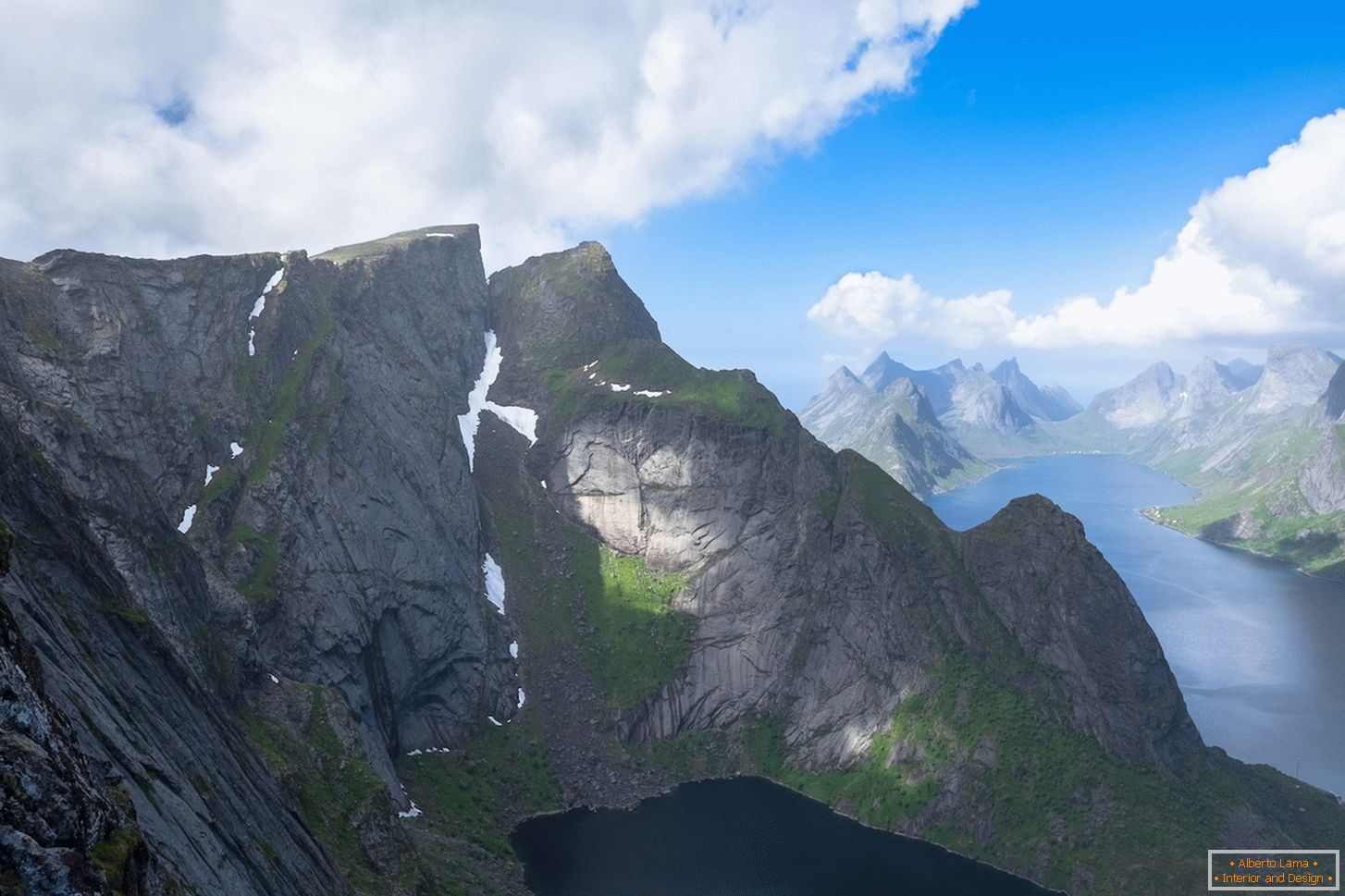Uma vista inesquecível de uma vista aérea das montanhas da Noruega