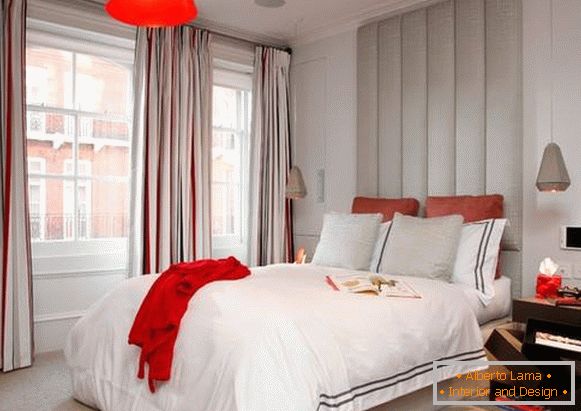 Uma cama com uma cabeceira alta e macia - uma foto em estilo moderno