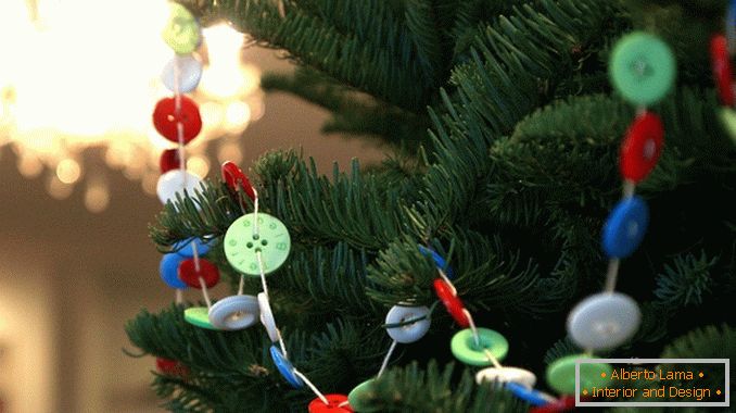 Decorações de Natal de uma guirlanda com suas próprias mãos de botões