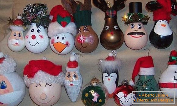 Brinquedos de Natal originais com as mãos em uma árvore de Natal de lâmpadas, фото 18