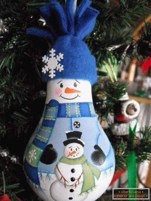Brinquedos de ano novo na árvore de Natal com suas próprias mãos feitas de papel, foto 24