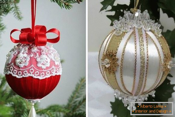 Bolas de ano novo de fitas com as próprias mãos - foto em uma árvore de Natal