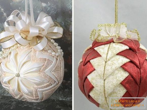 Bolas de Natal com as próprias mãos feitas de tecido brilhante e fitas de cetim