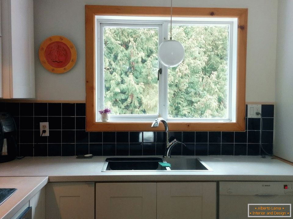 Grande janela no design de uma pequena cozinha
