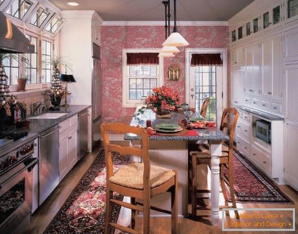 Papel de parede rosa chique em design de cozinha