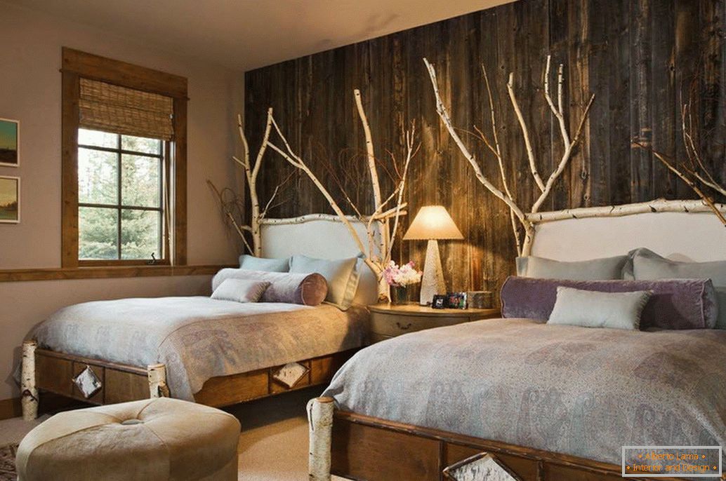 Galhos de árvores e papel de parede debaixo da árvore na cabeceira da cama