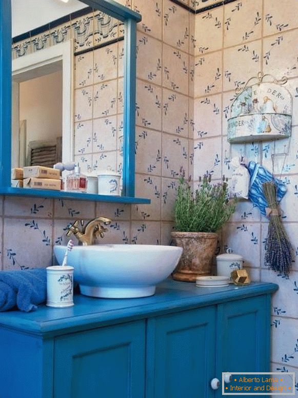 Azulejo de banheiro azul em estilo provençal