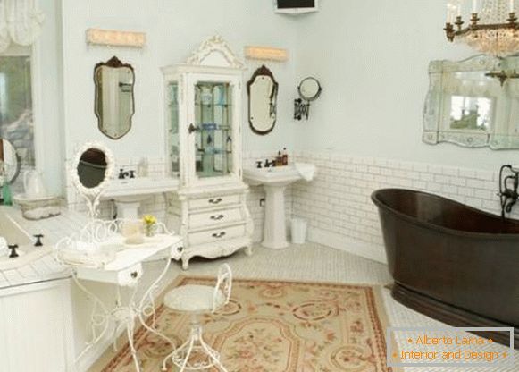 Interior brilhante do banheiro no estilo de Provence