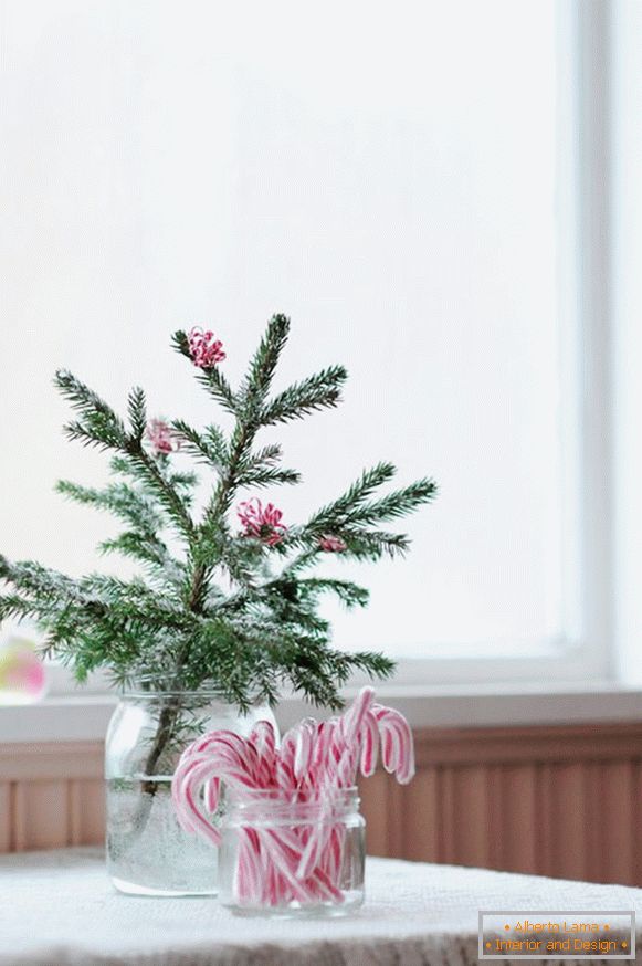 A ideia criativa de decorar um raminho de árvores de Natal