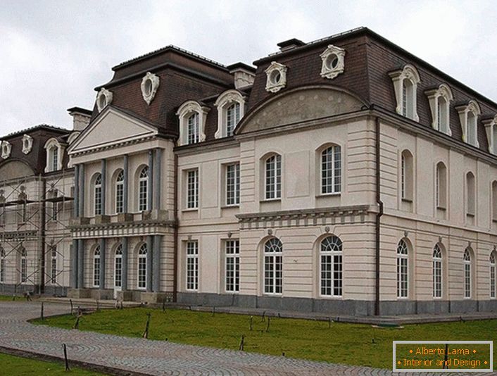 A fachada da casa lembra os tempos medievais. O principal destaque do edifício barroco eram as janelas arqueadas.