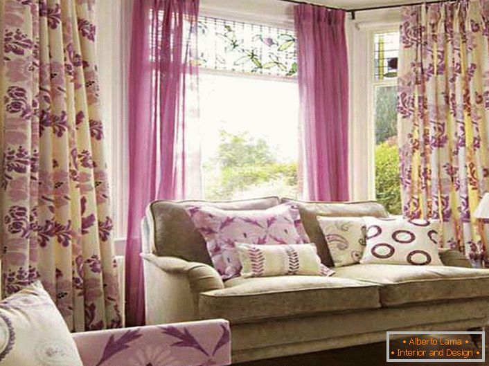 Estampas florais delicadas e coloridas nas cortinas - uma boa opção para decorar a sala de estar em estilo rústico.