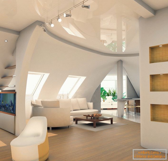 Os tectos brilhantes combinam-se harmoniosamente com paredes brancas e pisos bege claros.
