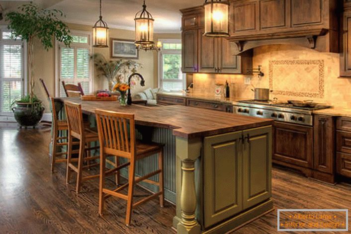 Grande cozinha em estilo country com móveis de madeira maciça. Excelente combinação de cores - azeitona e marrom escuro.