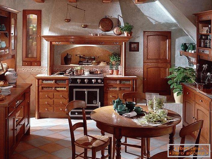 Cozinha clássica do país com mobiliário devidamente selecionado. A decoração harmoniosa do espaço da cozinha era de flores verdes em panelas de barro de diferentes tamanhos.
