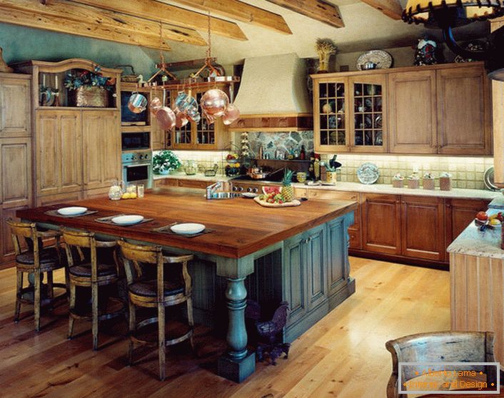 Nas melhores tradições do país no design do espaço da cozinha, os materiais naturais são usados ​​principalmente.