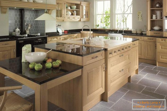 Cozinha elegante em estilo country. Casas de campo modernas são cozinhas aconchegantes e funcionais, com móveis amplos feitos de madeira.