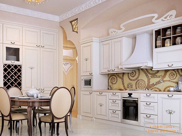 Cozinha elegante em estilo country com iluminação devidamente selecionada.