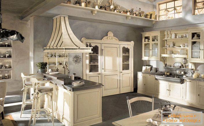 Uma cozinha espaçosa em estilo country na casa de um espanhol rico.