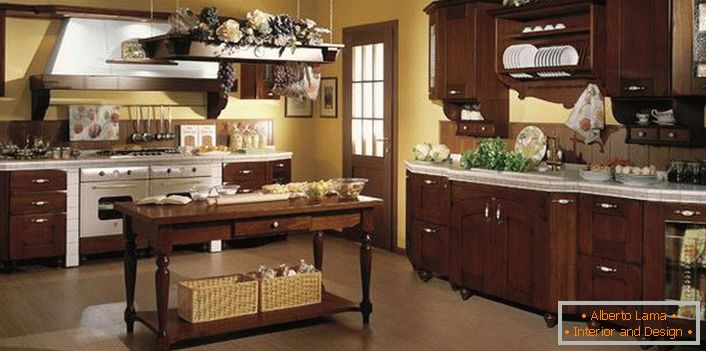 O exemplo correto de decorar a cozinha em estilo country. Cestos de vime, flores, cachos decorativos de uvas - criam uma atmosfera de conforto na cozinha.