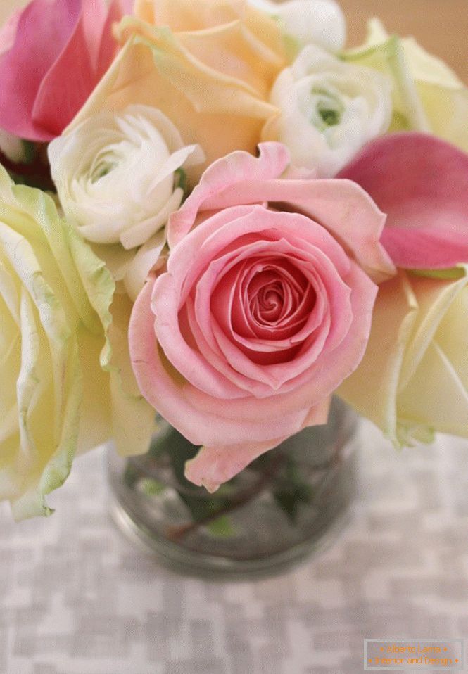 Aqui está um lindo buquê de rosas na mesa