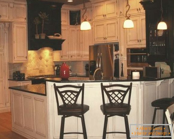 Design de interiores de uma casa privada - foto de uma cozinha com um balcão de bar