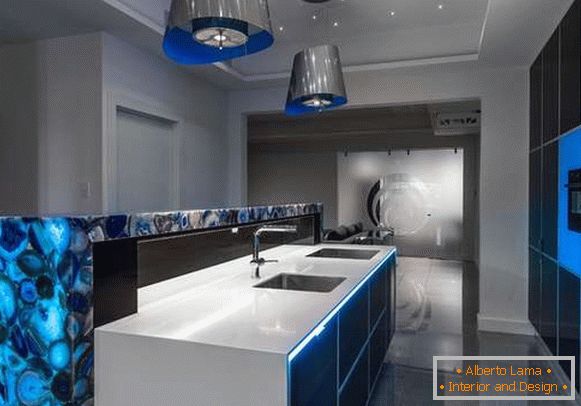 Interior de cozinha ultra-moderna com uma ilha em uma casa privada