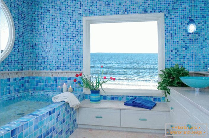 O pequeno banheiro é decorado em estilo mediterrâneo.