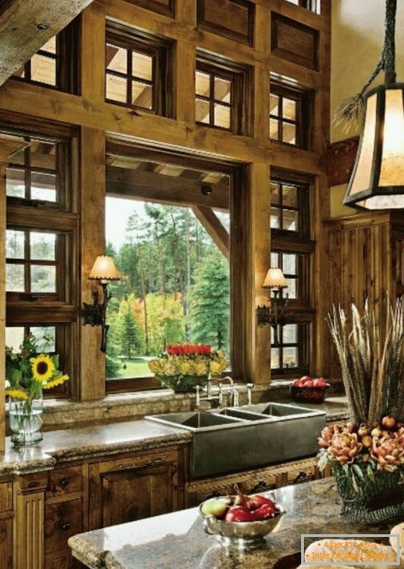 janelas em uma casa de madeira фото
