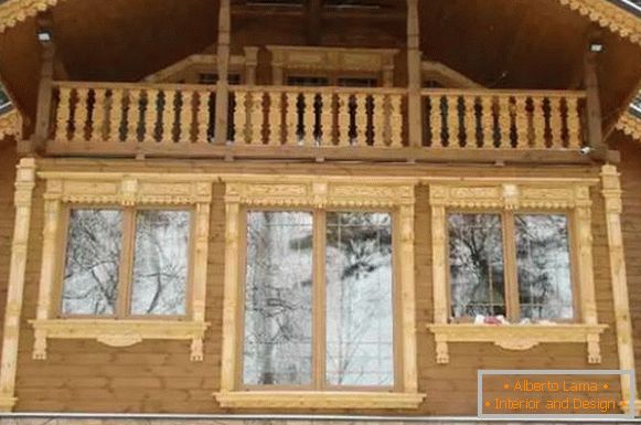 наличники на janelas em uma casa de madeira