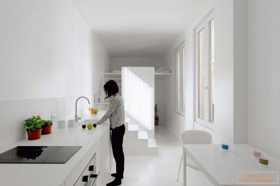 Apartamento estúdio de dois andares na cor branca