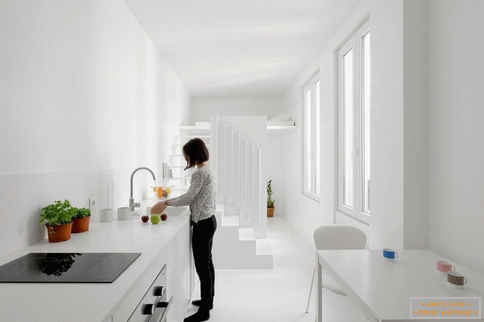 Cozinha com sala de jantar em cor branca