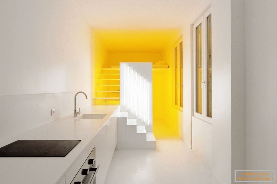 Iluminação amarela em um apartamento branco