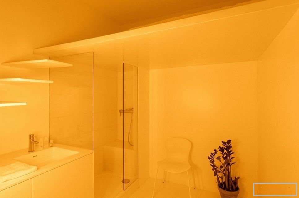 Iluminação amarela no banheiro