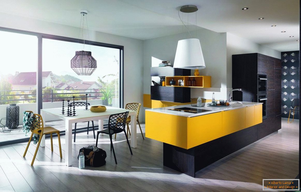 Cozinha elegante com detalhes em amarelo