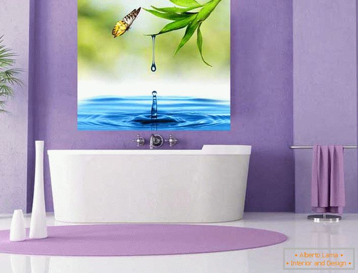 Papel de parede de vinil brilhante no banheiro em estilo high-tech. Um raio de luz no reino lilás.