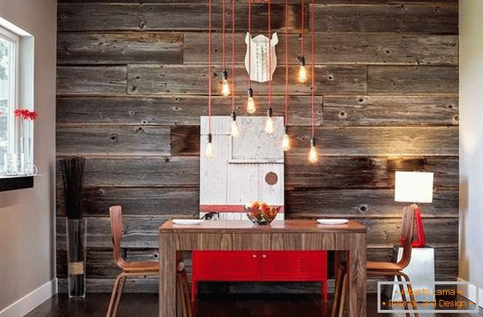 Decoração de paredes com painéis de madeira na área de jantar por suas próprias mãos