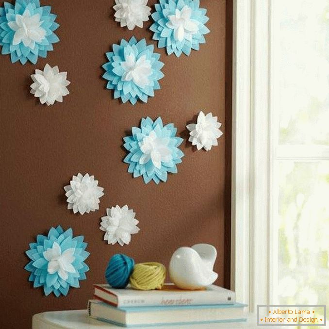 Flores de papel com as próprias mãos - decoração de parede na foto interior