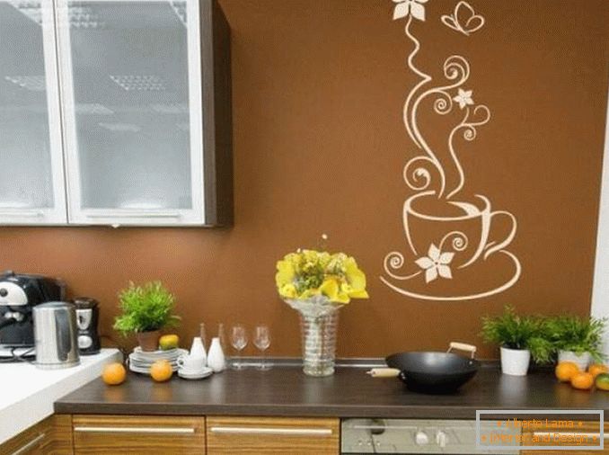 Decorar as paredes da cozinha com as próprias mãos - a ideia de um autocolante