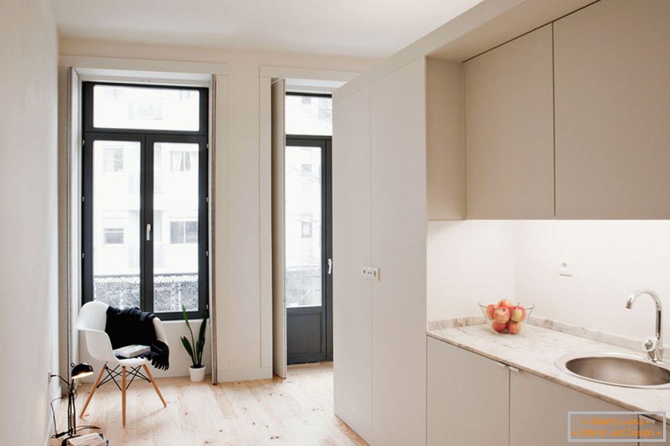 Interior de um pequeno apartamento em cores claras - интерьер кухни
