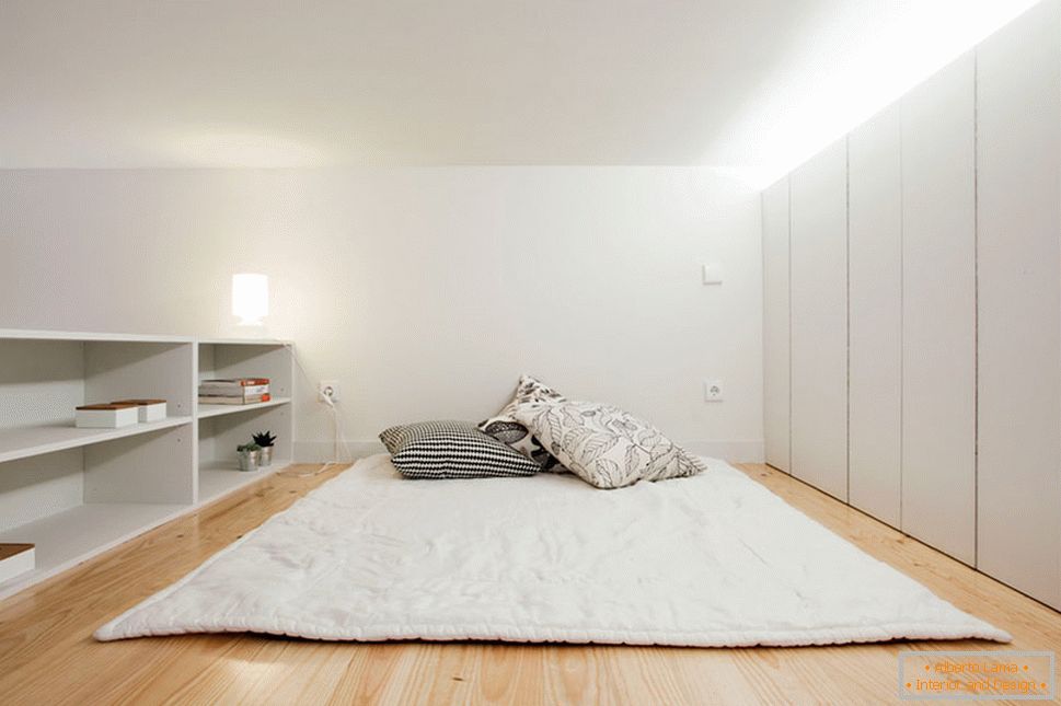 Interior de um pequeno apartamento em cores claras - спальня