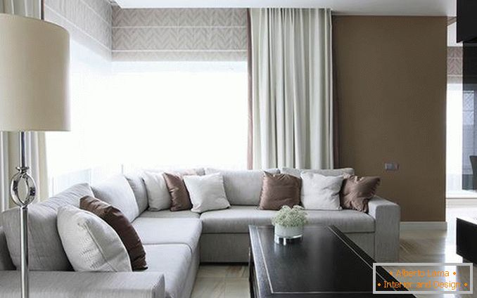 design de uma sala de estar com uma foto de janela de canto