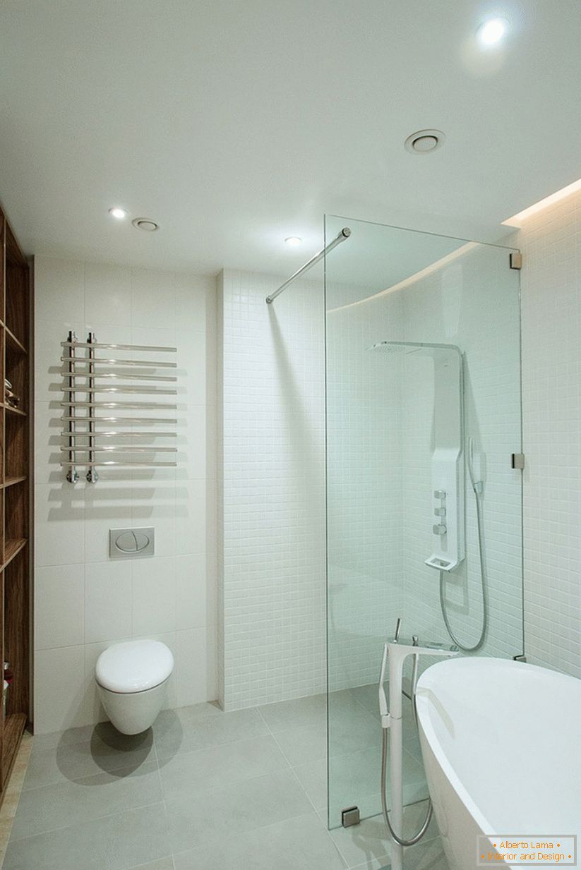 Interior de casa de banho em um espaçoso apartamento de um quarto