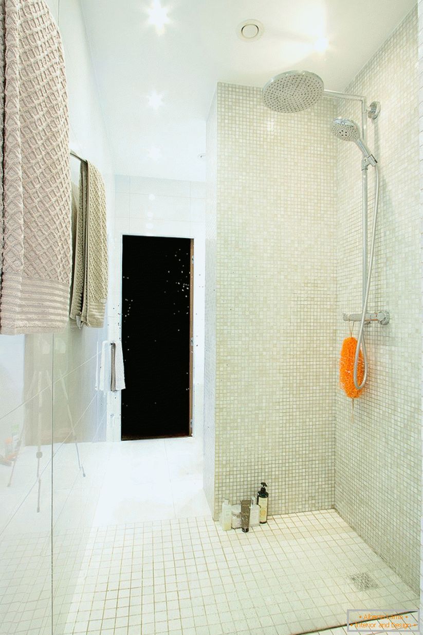 Casa de banho interior em um espaçoso apartamento de um quarto