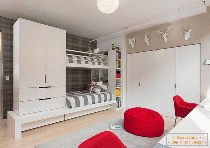 Um grande quarto de crianças em estilo high-tech para gêmeos. A atenção atrai móveis de vermelho e guarda-roupa, montados na parede.