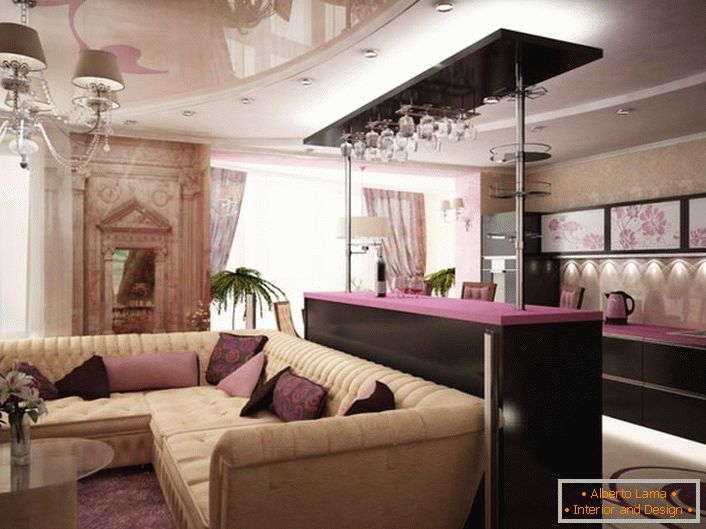 Balcão de bar se torna um tipo de separador da sala de estar e cozinha. A ausência de paredes e divisórias artificiais aumenta visualmente o espaço. 