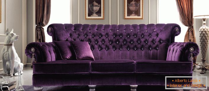 A rica cor do estofamento roxo do sofá se encaixa perfeitamente no interior da sala de estar no estilo Império. Estofos acolchoados feitos de tecidos naturais é talvez a melhor solução.