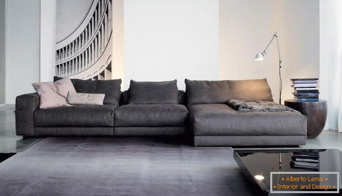 Sofás modulares acolhedores para o interior da sala de estar no estilo do minimalismo. Design modular baggy suaviza o rigor de uma espaçosa sala de estar.