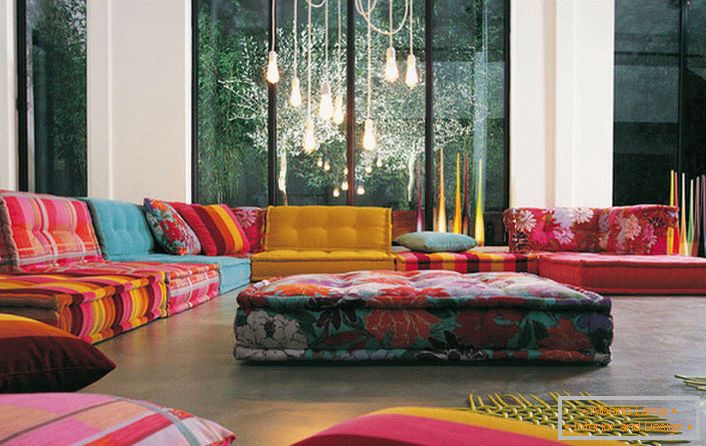A decisão original de projetar um salão espaçoso. O colorido mobiliário suave anima o espaço do hotel.