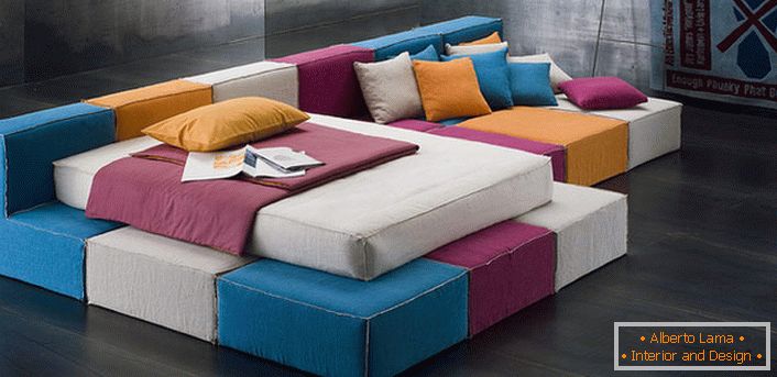 Caixas brilhantes de sofá modular para estilo loft duro. Existem apenas dois elementos construtivos e quais são as possibilidades para a sua imaginação.