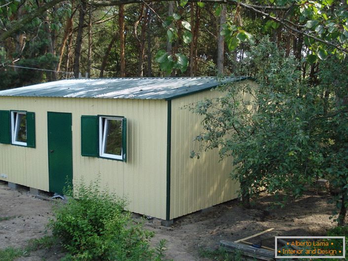 Uma casa modular de tamanho pequeno é adequada para férias no campo. Um site devidamente organizado, completo com uma estrutura modular, é uma excelente opção para imóveis suburbanos.